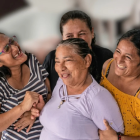 Sostener, acompañar y relajarse son parte de las actividades que realizan las voluntarias en barrios vulnerables de Guayaquil.