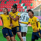 Rosa Flores (i) marcó el primer gol de Ecuador en un Mundial Femenino sub-20.