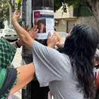 Colectivos pegaron afiches por la desaparición de Kalindy Bolívar, investigadora ecuatoriana que desapareción en Ciudad de México.