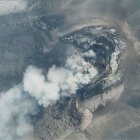 Fotografía cedida por la Agencia Geológica de Indonesia que muestra la erupción del volcán Anak Krakatoa.