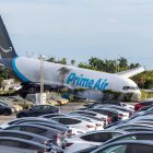 Un avión de carga de Amazon Prime Air fue captado este 6 de septiembre luego de que se saliera de pista y se estrellara tras aterrizar en el en el Aeropuerto Internacional de Miami, en Miami (FL, EE.UU.).