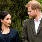 Meghan y Harry llegan a Reino Unido con sus títulos en suspenso y como personas privadas, mientras la seguridad está a cargo del gobierno británico.