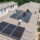 Trabajadores instalan paneles solares como parte de las medidas de ahorro energético frente al fenómeno de El Niño.
