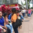 Un grupo de jóvenes hicieron fila días atrás en la calle Víctor Emilio Estrada, para entregar su hoja de vida y conseguir trabajo. La fila fue de dos cuadras