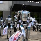 Robots participaron en una manifestación en Polonia para pedir regulación sobre el uso de inteligencia artificial.”
