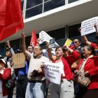 Manifestantes se concentraron en los exteriores de la Caja del Seguro Social, en Quito, para rechazar la posible venta de bienes del IESS.