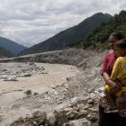 Habitantes de la zona se reúnen mientras equipos de rescate del ejército nepalí buscan supervivientes en el túnel del proyecto hidroeléctrico Trishuli-3A el 4 de septiembre de 2026.