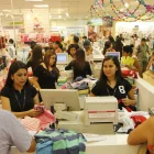 l consumo de los hogares crece 3,9 % anual
Clientes hacen fila en la caja de una tienda de ropa en un centro comercial de Ecuador