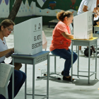 Personas ejerciendo su derecho al voto.