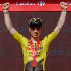 El británico del Visma Lease a Bike Matthew Brennan celebra en el podio la victoria conseguida en la 16 etapa de la Vuelta.