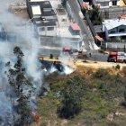 Bomberos trabajan en la contención del incendio forestal registrado este 8 de septiembre en el sector de Mastodontes, en Quito.