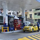 El presidente Daniel Noboa anunció una nueva reducción de tres centavos por galón en la gasolina Extra, Ecopaís y el diésel.