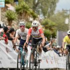 El ciclista Kevin Navas (c) se hizo de la segunda etapa de la Vuelta al Ecuador