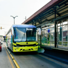 Bus de la Metrovía circula por un tramo con carril compartido en Guayaquil.