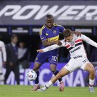 Enner Valencia (i) de Boca Juniors disputa el balón con Gustavo Domingos de Sao Paulo.