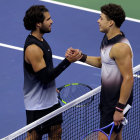 El español Carlos Alcaraz (i) felicita al estadounidense Ben Shelton (d) por su victoria en los cuartos de final del Abierto de Estados Unidos.