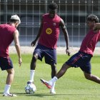 Los jugadores del FC Barcelona Pedro González 'Pedri' (i), Jesse Bisiwu (c) y Lamine Yamal (d) durante el entrenamiento.