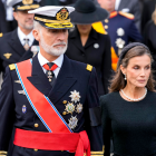 Los reyes Felipe y Letizia de España caminan tras el féretro del rey Harald V de Noruega, desde el Palacio hasta la Catedral de Oslo para el funeral, en Oslo, Noruega, este miércoles. La ceremonia supone el primer funeral de Estado para un monarca en el país desde la muerte del padre del rey Harald, el rey Olav V, en 1991.