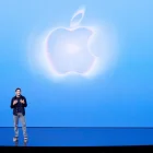 El director ejecutivo de Apple, John Ternus, habla durante el evento especial de Apple en el Steve Jobs Theater, en Apple Park.