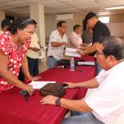 Adultos mayores entregan las resoluciones que demuestran que el SRI aprueba la devolución del IVA, pero no reciben el dinero aún.