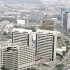 Hay que resolver: primero, y, ante todo, la necesidad de planificar el desarrollo de la ciudad y articularla con su entorno circundante, fortaleciendo la coordinación entre las instituciones y promoviendo la participación ciudadana.