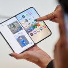 El iPhone Duo plegable de Apple se presenta durante el evento especial de la compañía en el Steve Jobs Theater, en Apple Park (Cupertino).