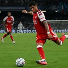 Piero Hincapié fue titular en el partido de Arsenal ante Napoli, por la Champions League.