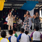 La agrupación Yatáalé, conformada por estudiantes universitarios, lleva sus temas inéditos a los colegios de Guayaquil.