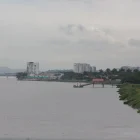 El río Guayas forma parte del paisaje de La Puntilla, pero todavía está poco integrado a la movilidad y la vida urbana.