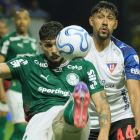 Jugador de Palmeiras disputa el balón con Luis Segovia.