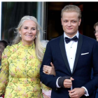 Marius Borg Høiby fue condenado en primera instancia a cuatro años de prisión por dos violaciones, maltrato y otros delitos. En la foto de archivo, junto a su madre, la ahora reina Mette-Marit.