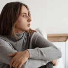 La campaña de 2026 mantiene el lema “Cambiar la narrativa sobre el suicidio”, que invita a derribar prejuicios y a fomentar conversaciones abiertas y respetuosas.