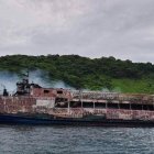 Los restos del barco de pasajeros incendiado en Filipinas.