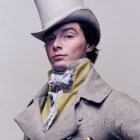 Zack Pinsent luce su vestimenta de época con elegancia y autenticidad