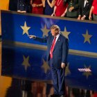 El presidente de EE. UU., Donald Trump, saluda a sus seguidores tras pronunciar un discurso en la segunda jornada de la Convención Nacional Republicana (RNC).