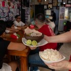 Uno de sus platos donde la albacora es el ingrediente estrella en el local de la Cazuela del Chino.