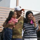 Personas reaccionan tras la liberación de los tripulantes de dos embarcaciones, Conquistados y María Clementina, que fueron interceptadas y hundidas por fuerzas estadounidenses en aguas del Pacífico, en coordinación con el Gobierno ecuatoriano.