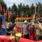 Personas atienden actos conmemorativos de los 50 años de la muerte de Mao Zedong en la provincia china de Hunan.