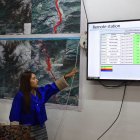 La ingeniera Dechen Peldon hablando sobre el estado del nivel del agua en las instalaciones de alerta de emergencia, situadas en la región de Wangdue Phodrang, en Bután.