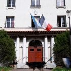 Una persona corre con un perro frente a la "Fondation Argentine" (Fundación Argentina) en la Cité Internationale Universitaire de París, el 24 de marzo de 2026.