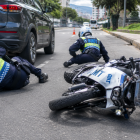 Referencia. Dos agentes civiles de tránsito cayeron luego de que un conductor embistiera una motocicleta institucional de la AMT en Quito.