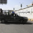 Un vehículo policial hutí patrulla una calle durante una campaña para movilizar a más combatientes.