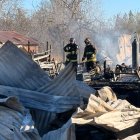Bomberos analizan el sitio del incendio.