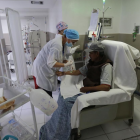 Segundo Quilumba, de 61 años, lleva tres años en diálisis. Se traslada desde Tumbaco al norte de Quito. “Nos amargan más la vida. Paguen al menos el 50 % de lo que deben”, pide.