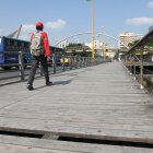Daños. Los transeúntes deben atravesar las camineras con cuidado. CAMINERA DEL PUENTE SIN TABLA. Tablas en mal estado del puente 5 de junio, 13 de mayo del 2014. Guayaquil-Ecuador. Amelia Andrade /Expreso.