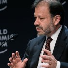 Economista y catedrático universitario. Lideró la comisión para la reforma del sistema de pensiones del IESS.