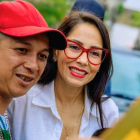 Luisa González (d.) se toma la foto con un simpatizante.
