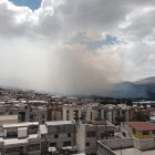Una gran columna de humo del incendio forestal en Catzuquí de Moncayo fue visible desde diferentes sectores del norte de Quito este domingo.