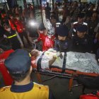 Equipos de emergencia socorren a las víctimas de la embarcación accidentada.