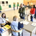 Ciudadanos emiten su voto en las elecciones generales de Suecia en un colegio electoral en una escuela de Enkoping, Suecia.